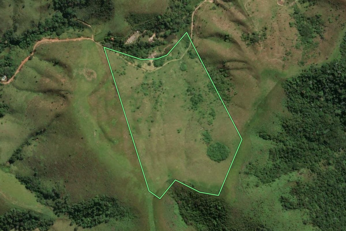 Imagem de satélite do imóvel rural em São José dos Campos (SP), com o contorno declarado no CAR desenhado por cima.