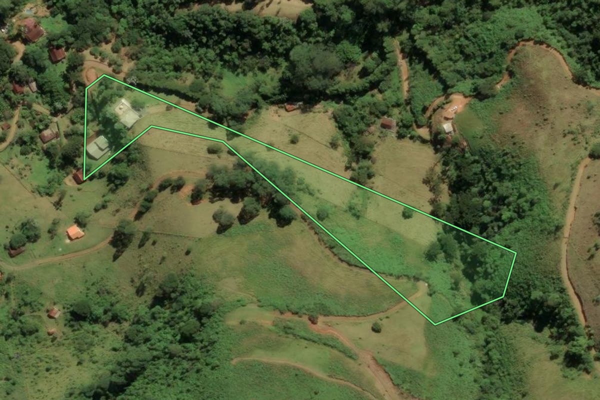 Imagem de satélite do imóvel rural em São José dos Campos (SP), com o contorno declarado no CAR desenhado por cima.