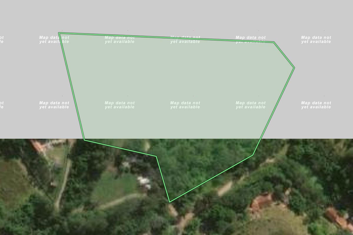 Imagem de satélite do imóvel rural em São José dos Campos (SP), com o contorno declarado no CAR desenhado por cima.