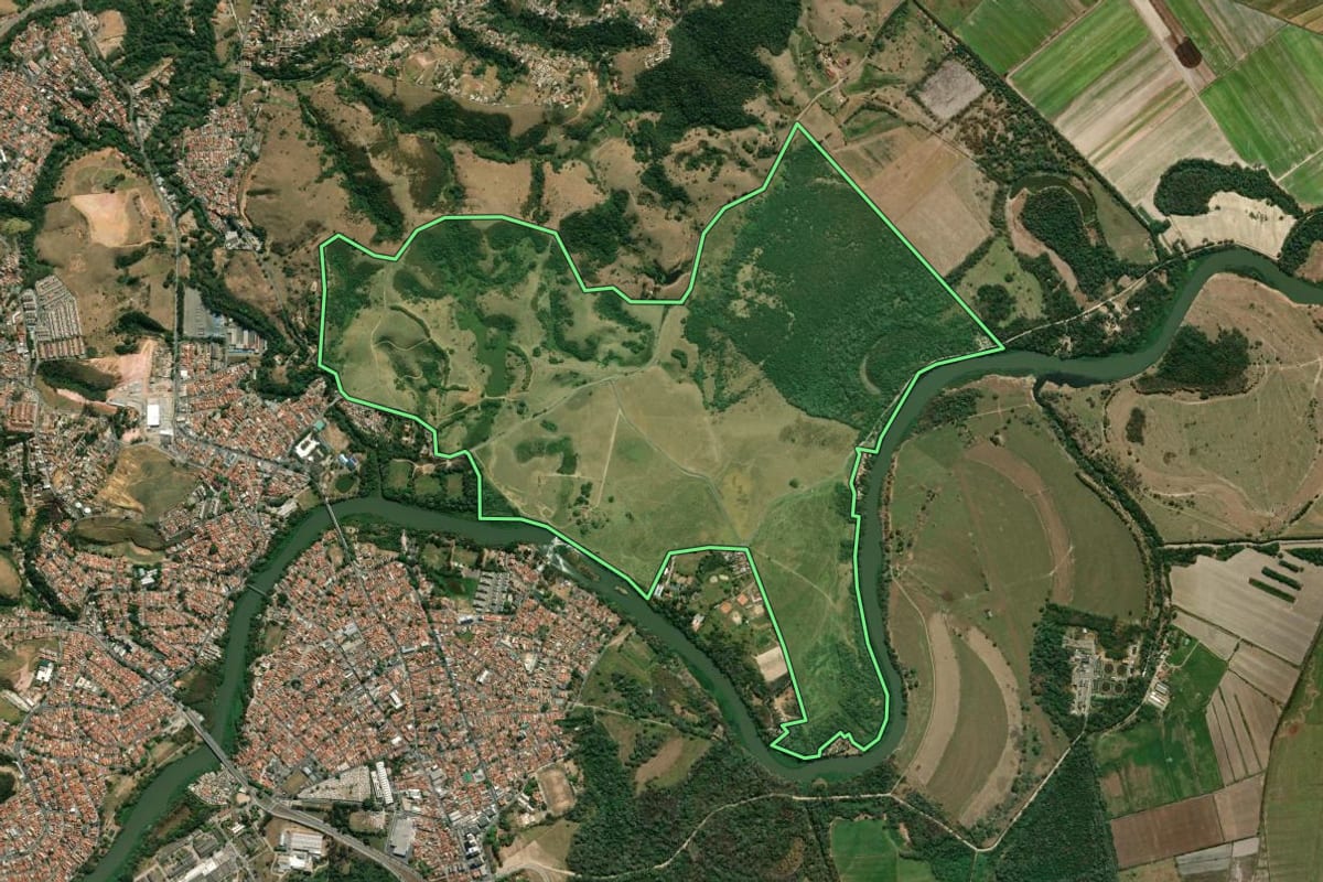 Imagem de satélite do imóvel rural em São José dos Campos (SP), com o contorno declarado no CAR desenhado por cima.