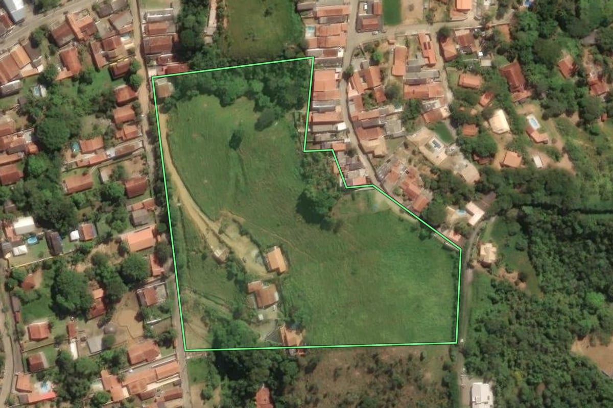 Imagem de satélite do imóvel rural em São José dos Campos (SP), com o contorno declarado no CAR desenhado por cima.