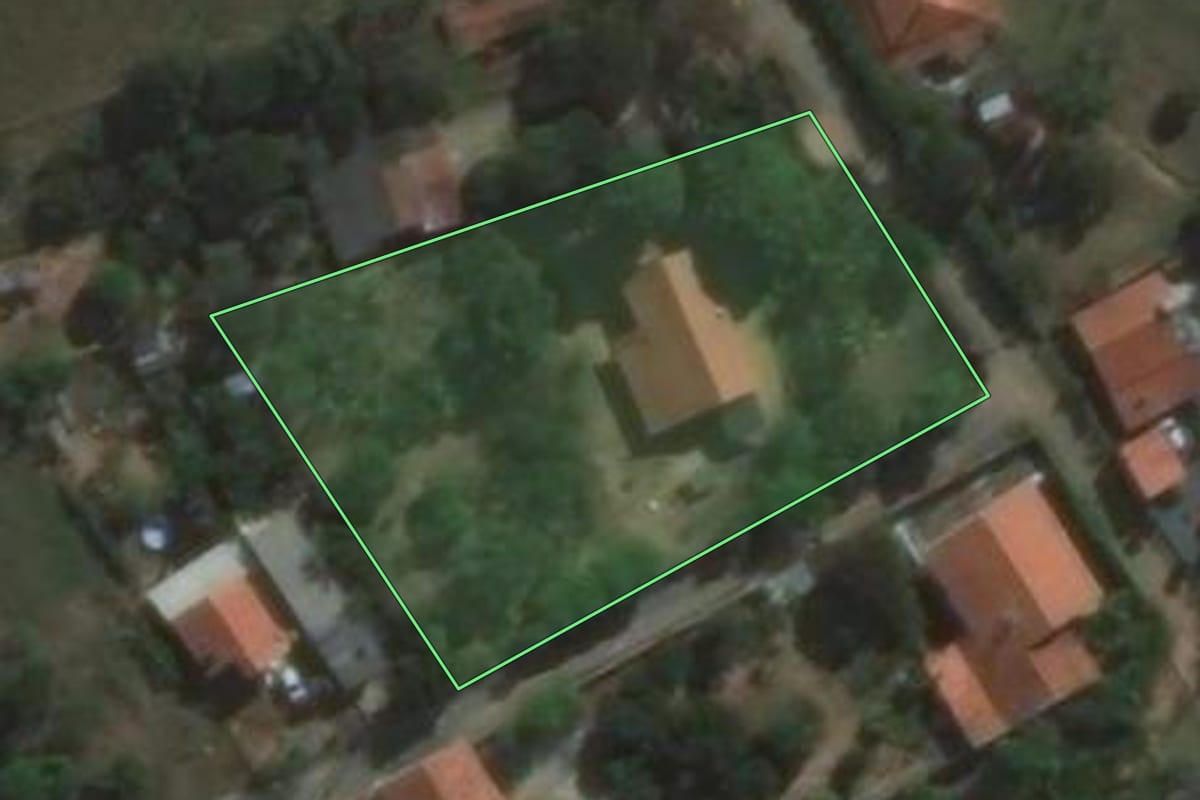 Imagem de satélite do imóvel rural em São José dos Campos (SP), com o contorno declarado no CAR desenhado por cima.