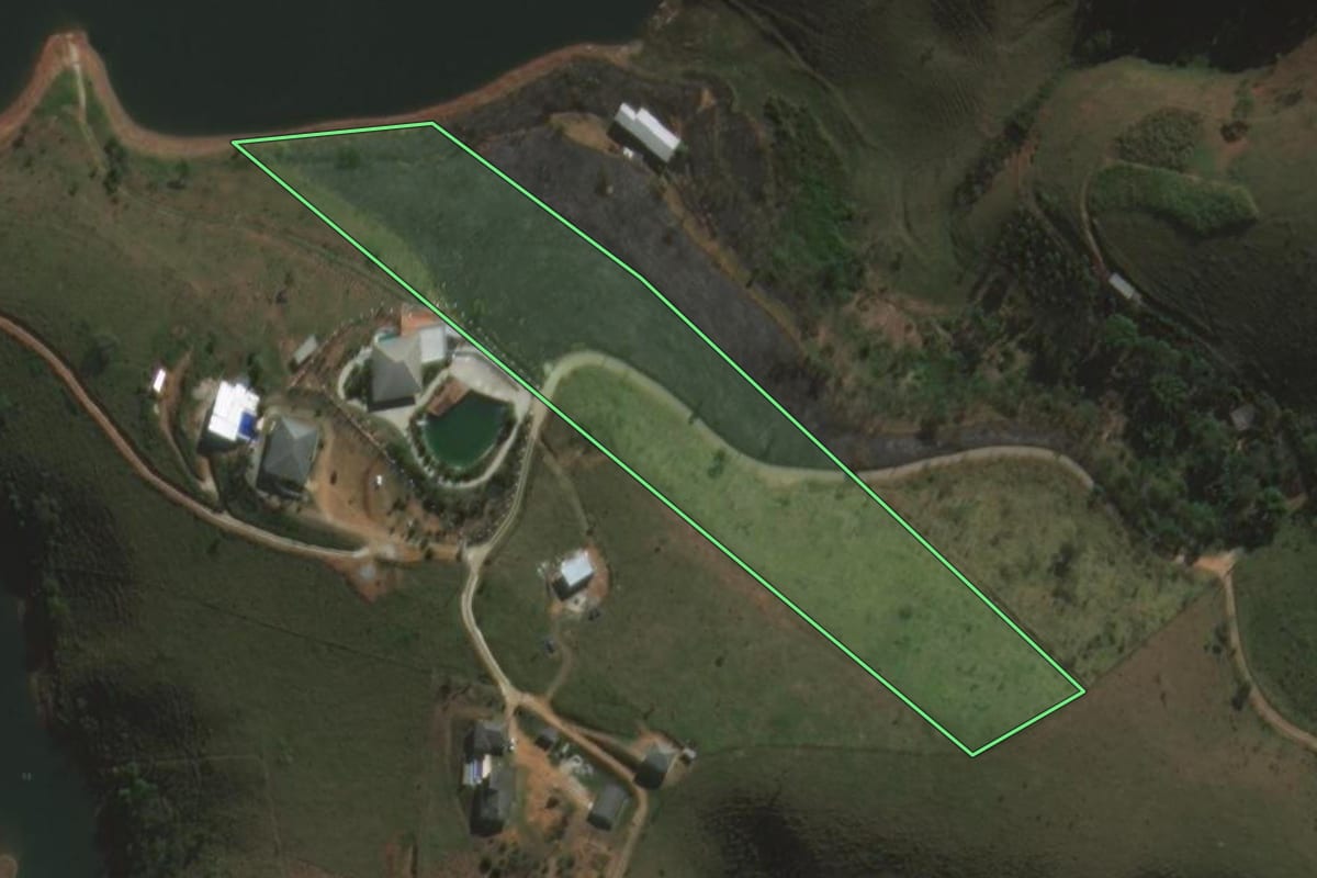 Imagem de satélite do imóvel rural em São José dos Campos (SP), com o contorno declarado no CAR desenhado por cima.
