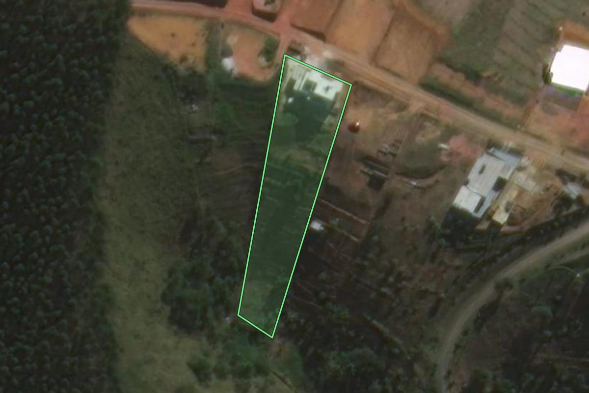 Imagem de satélite do imóvel rural em São José dos Campos (SP), com o contorno declarado no CAR desenhado por cima.
