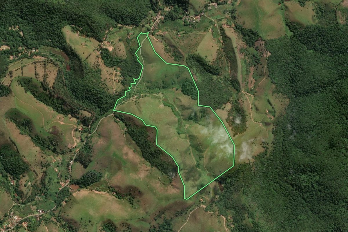 Imagem de satélite do imóvel rural em São José dos Campos (SP), com o contorno declarado no CAR desenhado por cima.