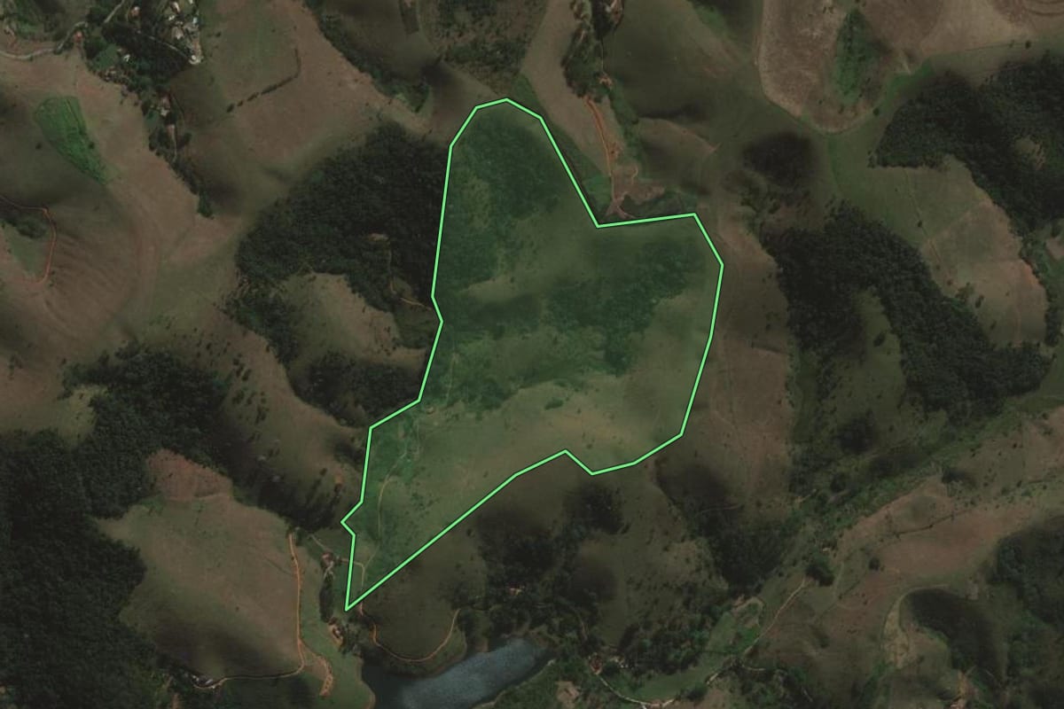 Imagem de satélite do imóvel rural em São José dos Campos (SP), com o contorno declarado no CAR desenhado por cima.