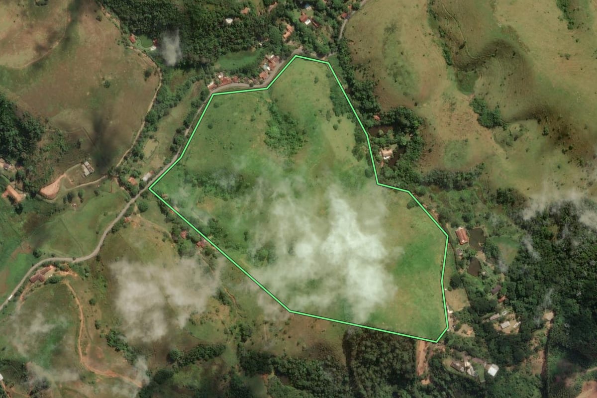 Imagem de satélite do imóvel rural em São José dos Campos (SP), com o contorno declarado no CAR desenhado por cima.