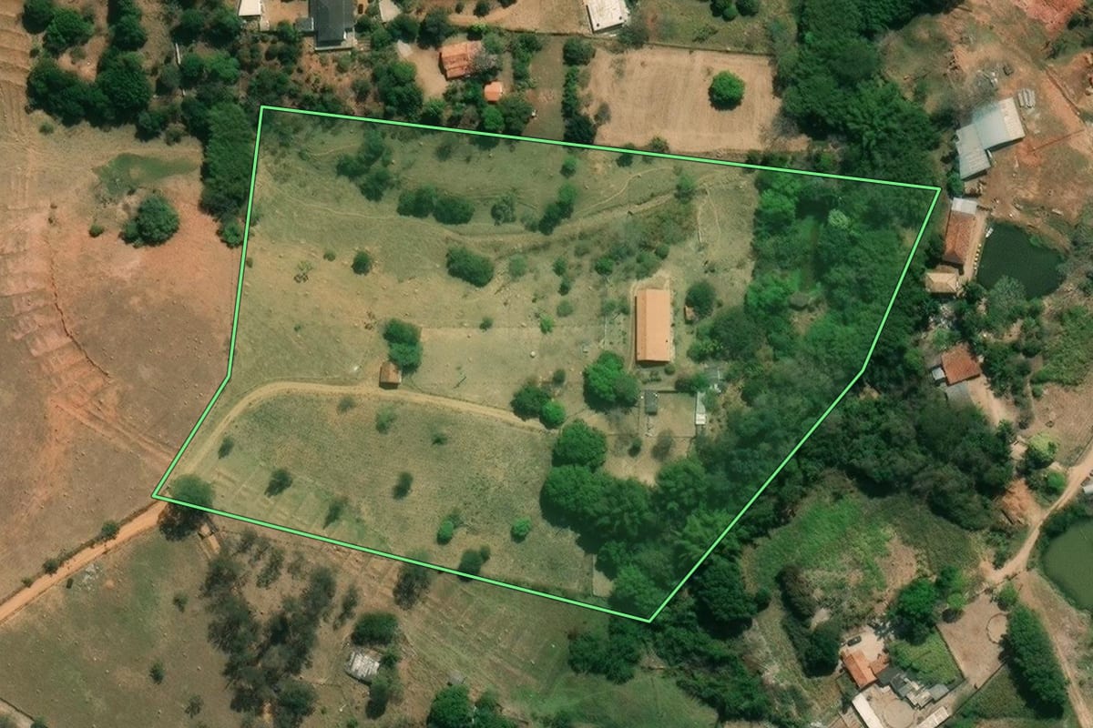 Imagem de satélite do imóvel rural em São José dos Campos (SP), com o contorno declarado no CAR desenhado por cima.
