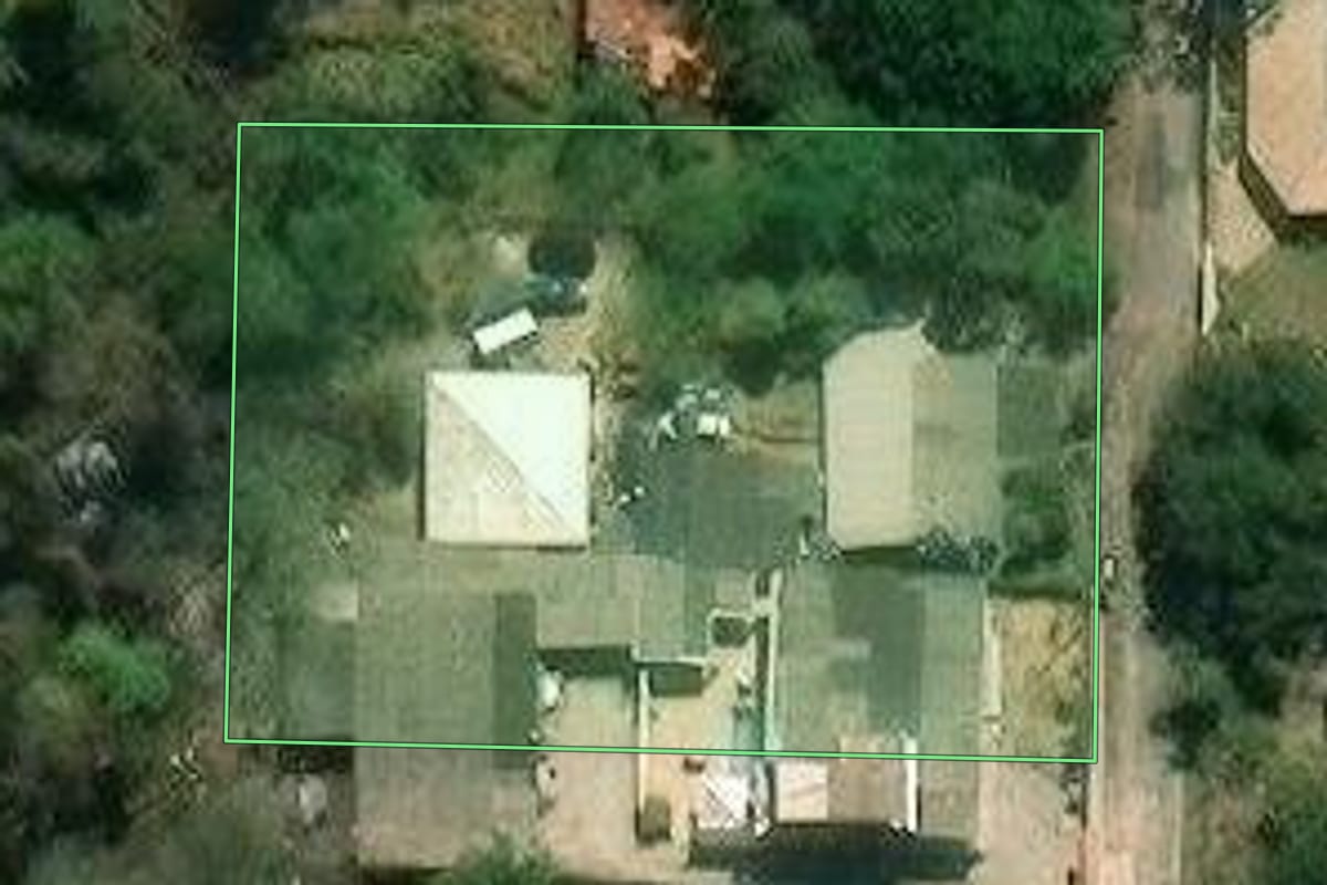Imagem de satélite do imóvel rural em São José dos Campos (SP), com o contorno declarado no CAR desenhado por cima.