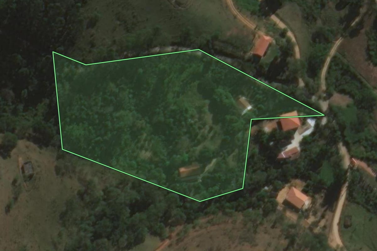 Imagem de satélite do imóvel rural em São José dos Campos (SP), com o contorno declarado no CAR desenhado por cima.