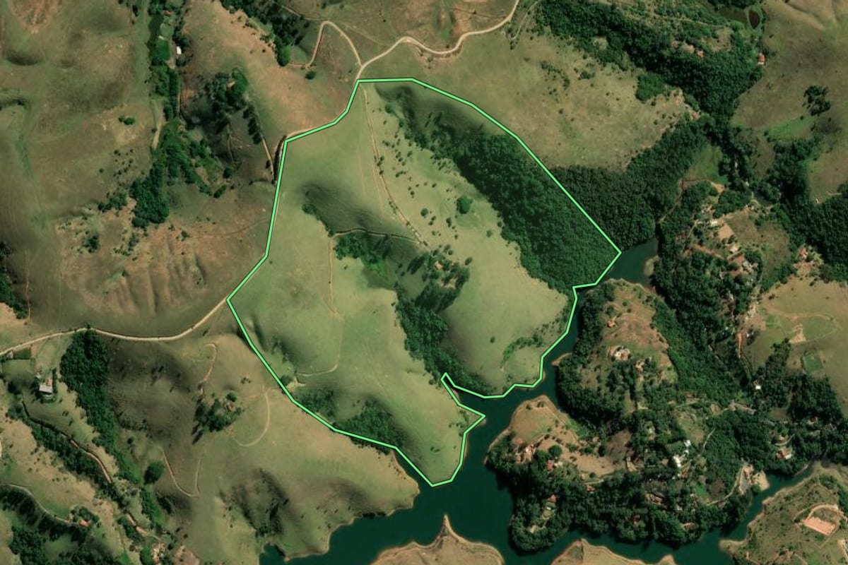 Imagem de satélite do imóvel rural em São José dos Campos (SP), com o contorno declarado no CAR desenhado por cima.
