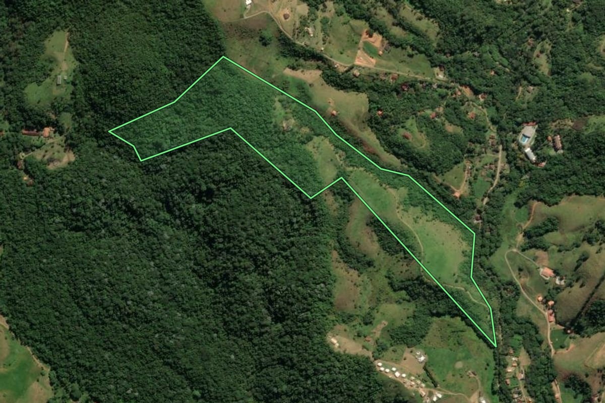 Imagem de satélite do imóvel rural em São José dos Campos (SP), com o contorno declarado no CAR desenhado por cima.