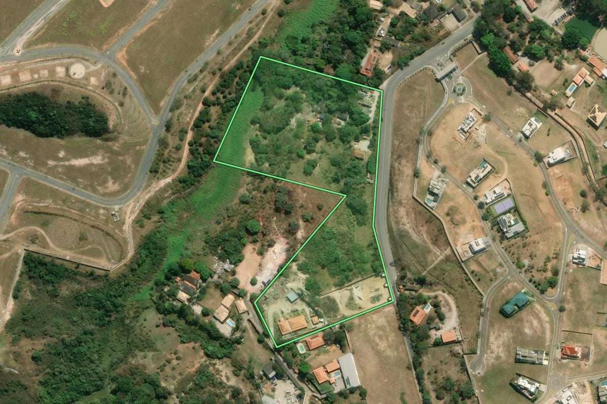 Imagem de satélite do imóvel rural em São José dos Campos (SP), com o contorno declarado no CAR desenhado por cima.