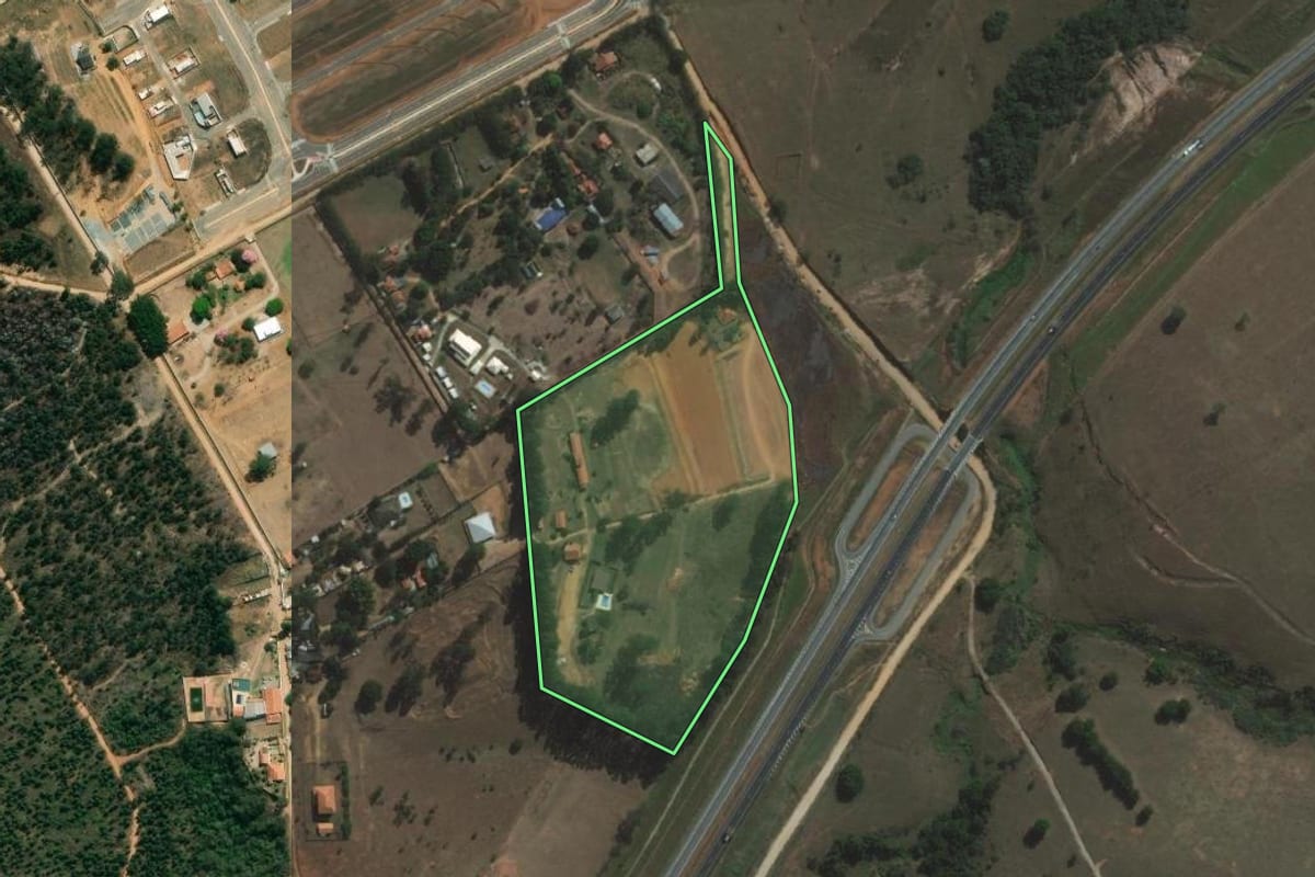 Imagem de satélite do imóvel rural em São José dos Campos (SP), com o contorno declarado no CAR desenhado por cima.