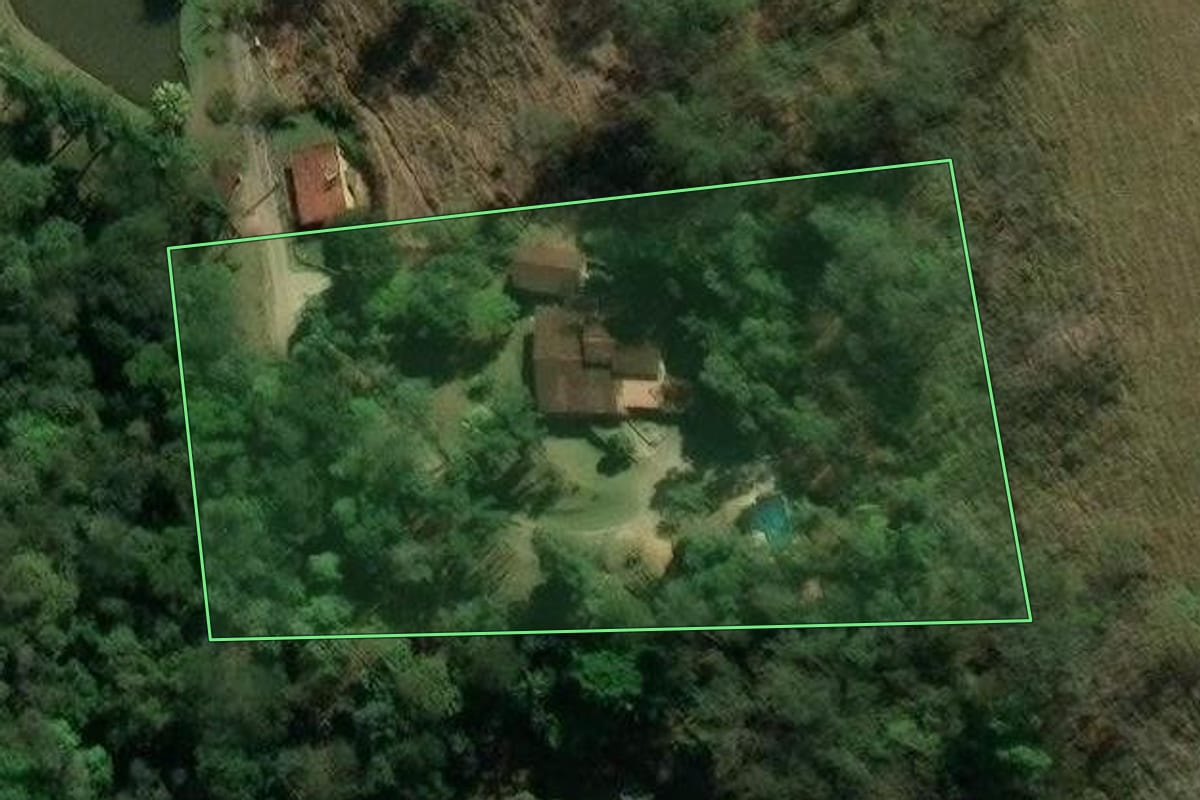 Imagem de satélite do imóvel rural em São José dos Campos (SP), com o contorno declarado no CAR desenhado por cima.