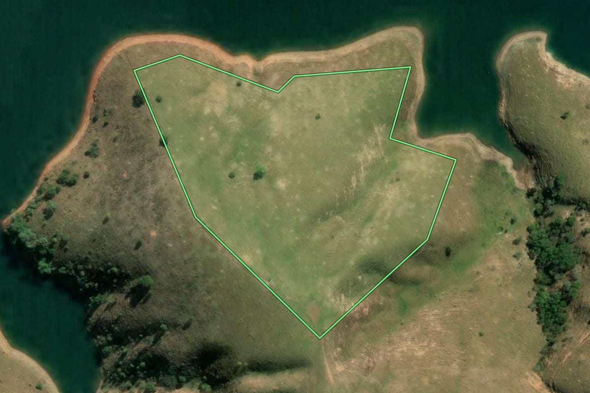 Imagem de satélite do imóvel rural em São José dos Campos (SP), com o contorno declarado no CAR desenhado por cima.