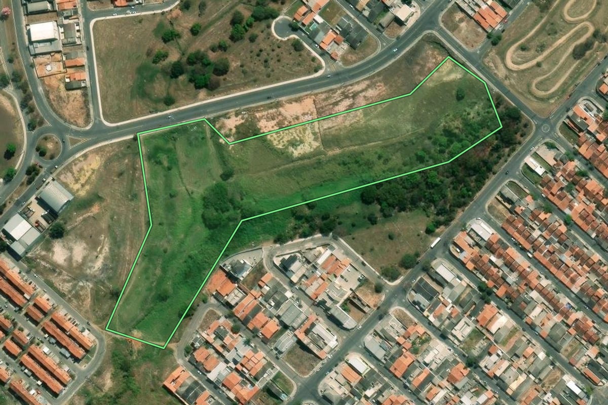 Imagem de satélite do imóvel rural em São José dos Campos (SP), com o contorno declarado no CAR desenhado por cima.