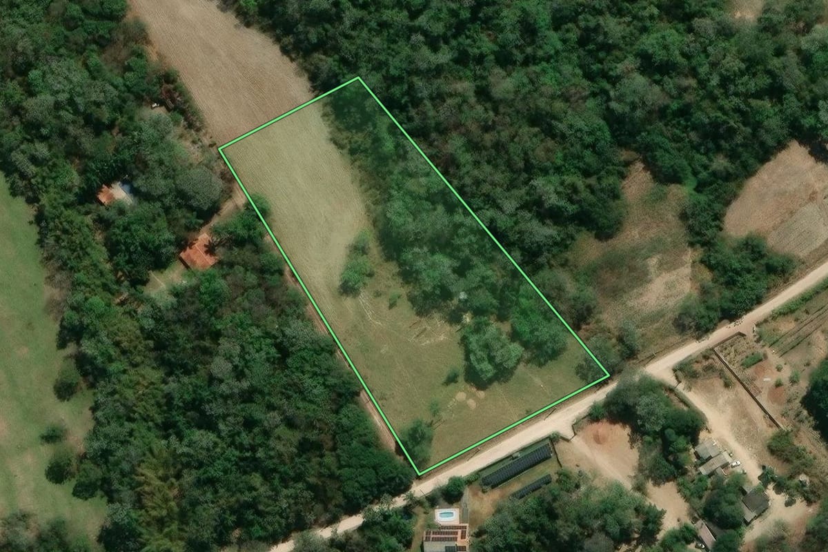 Imagem de satélite do imóvel rural em São José dos Campos (SP), com o contorno declarado no CAR desenhado por cima.