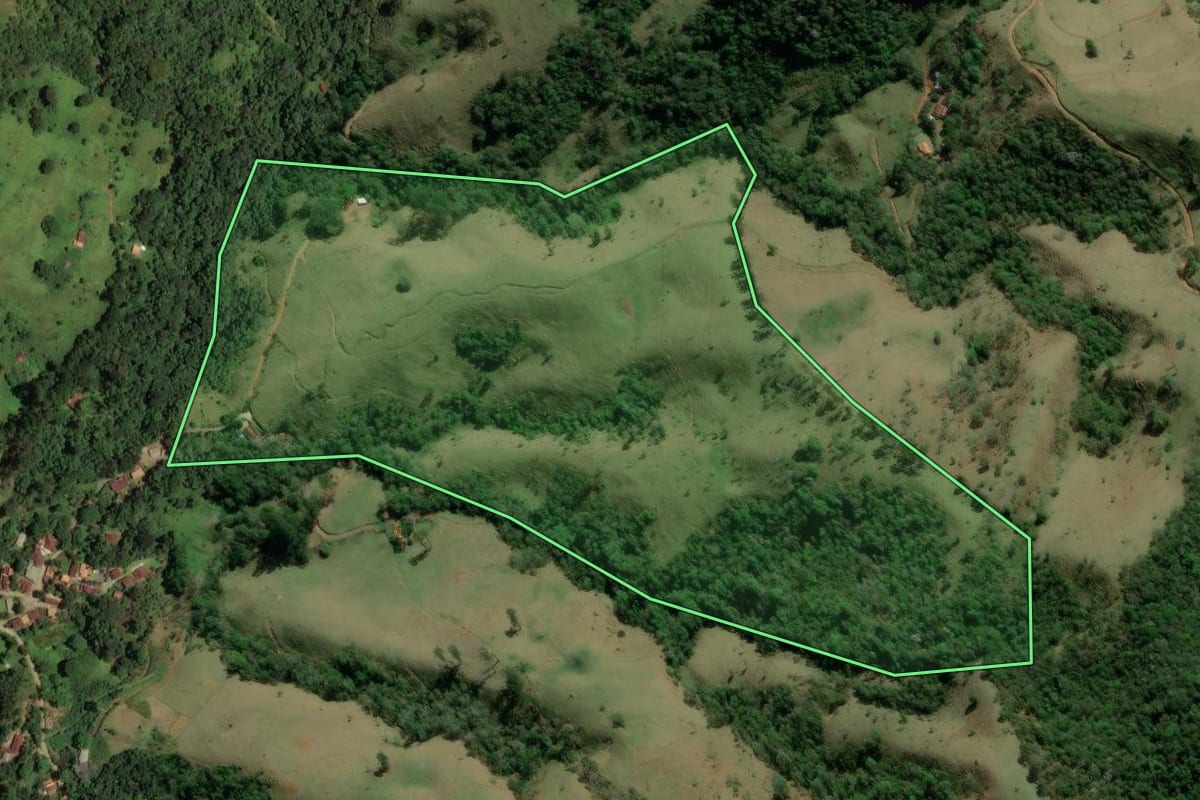 Imagem de satélite do imóvel rural em São José dos Campos (SP), com o contorno declarado no CAR desenhado por cima.
