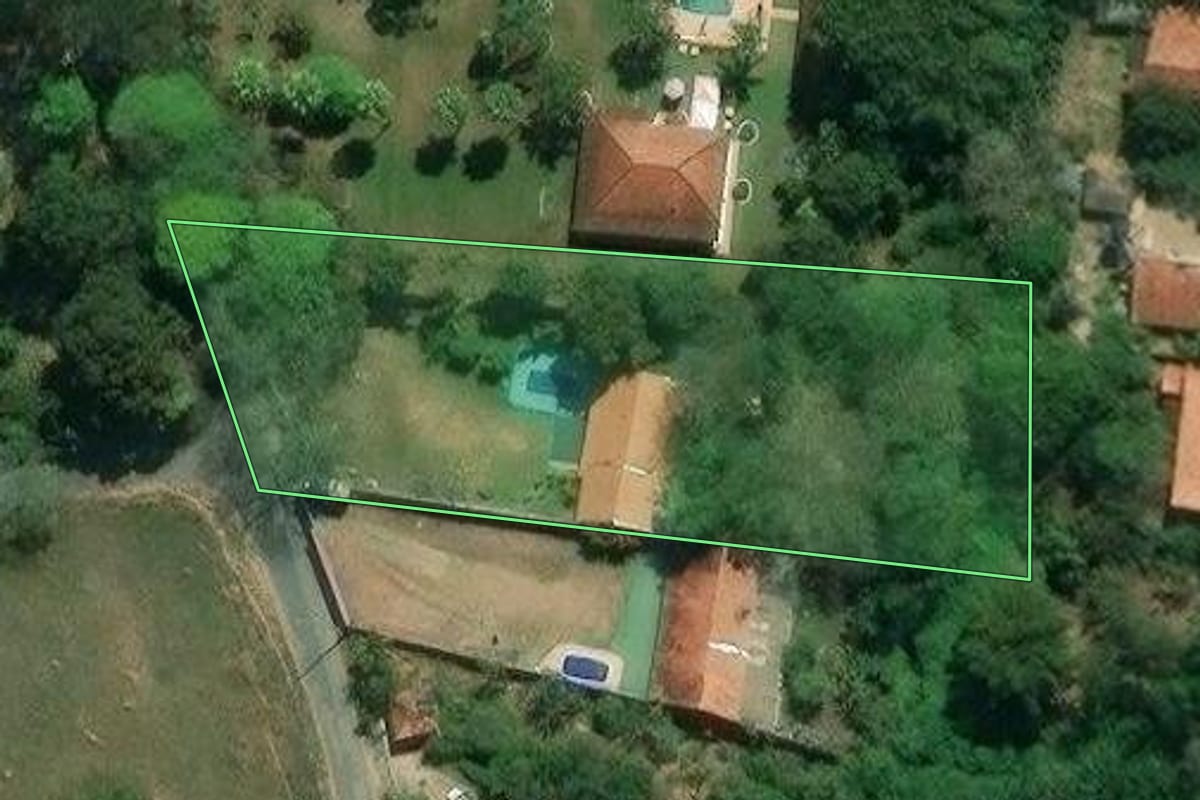 Imagem de satélite do imóvel rural em São José dos Campos (SP), com o contorno declarado no CAR desenhado por cima.