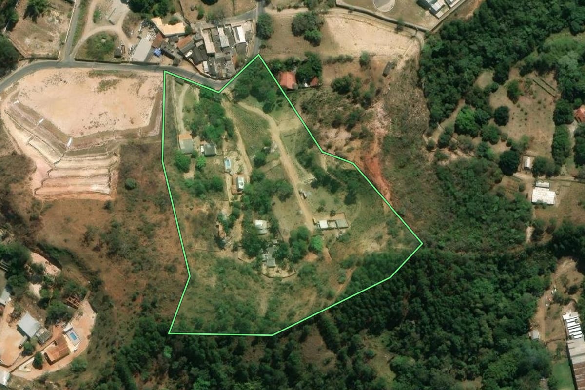 Imagem de satélite do imóvel rural em São José dos Campos (SP), com o contorno declarado no CAR desenhado por cima.