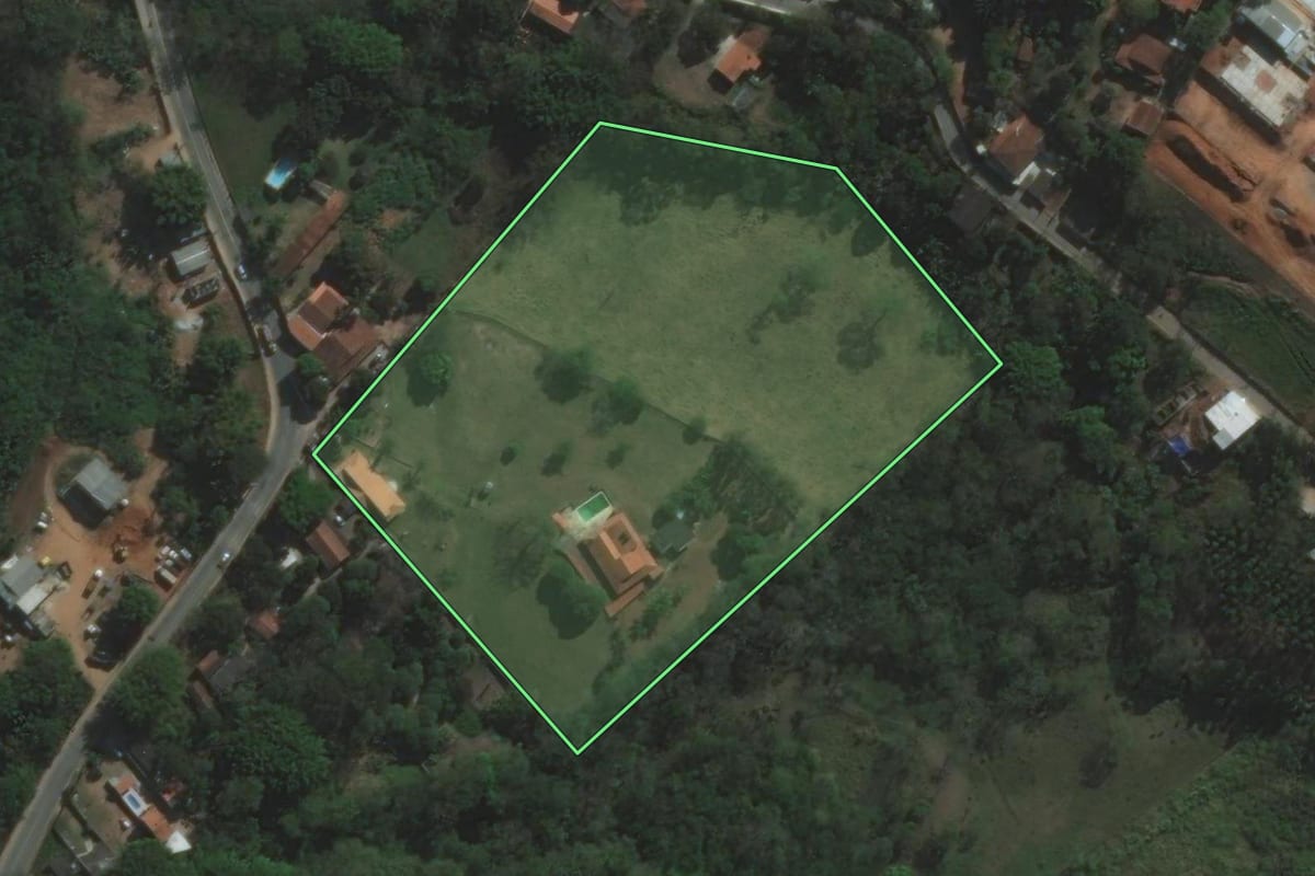 Imagem de satélite do imóvel rural em São José dos Campos (SP), com o contorno declarado no CAR desenhado por cima.