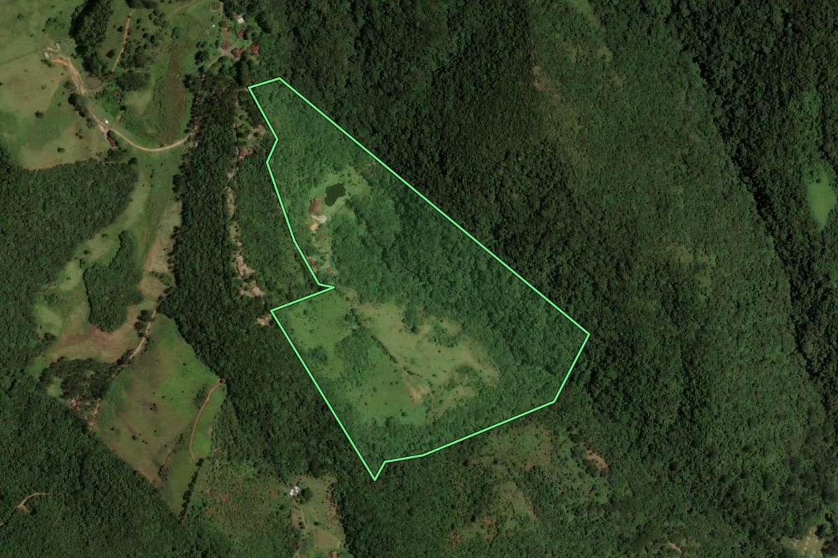 Imagem de satélite do imóvel rural em São José dos Campos (SP), com o contorno declarado no CAR desenhado por cima.