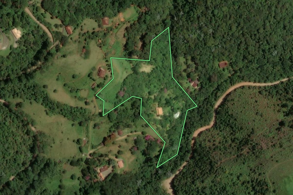 Imagem de satélite do imóvel rural em São José dos Campos (SP), com o contorno declarado no CAR desenhado por cima.