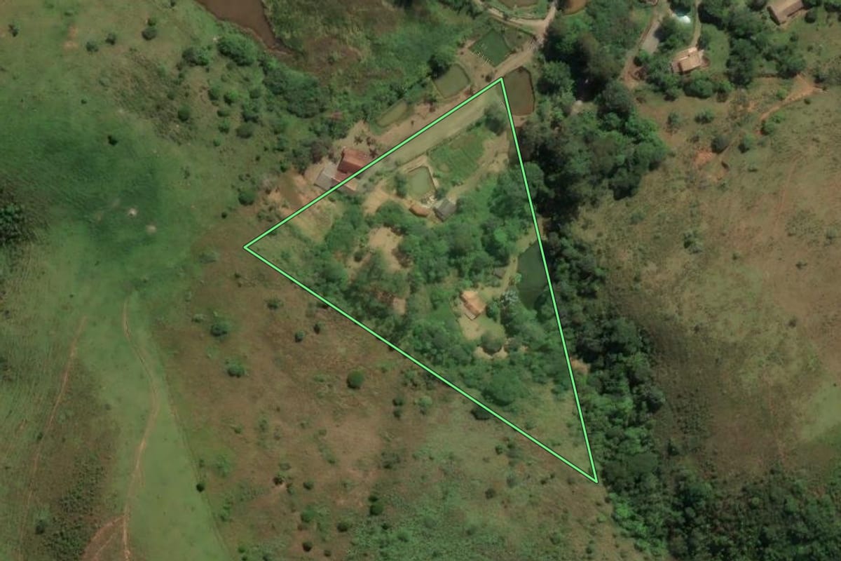 Imagem de satélite do imóvel rural em São José dos Campos (SP), com o contorno declarado no CAR desenhado por cima.