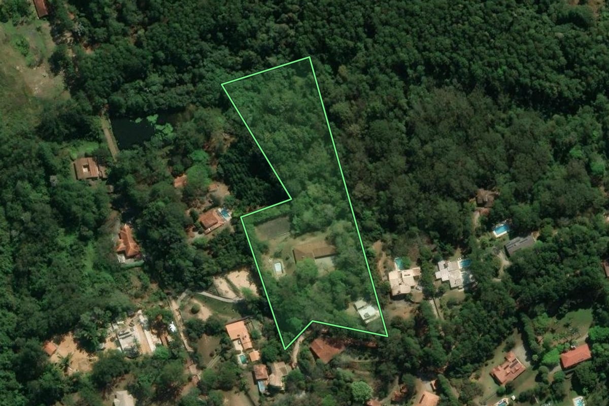 Imagem de satélite do imóvel rural em São José dos Campos (SP), com o contorno declarado no CAR desenhado por cima.