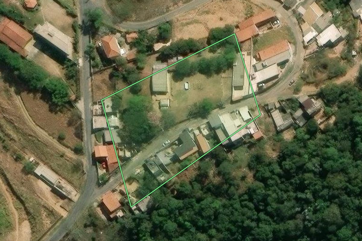Imagem de satélite do imóvel rural em São José dos Campos (SP), com o contorno declarado no CAR desenhado por cima.
