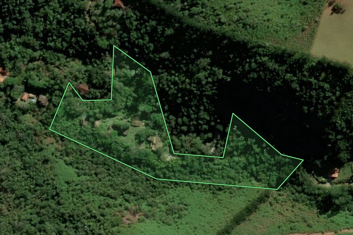 Imagem de satélite do imóvel rural em São José dos Campos (SP), com o contorno declarado no CAR desenhado por cima.