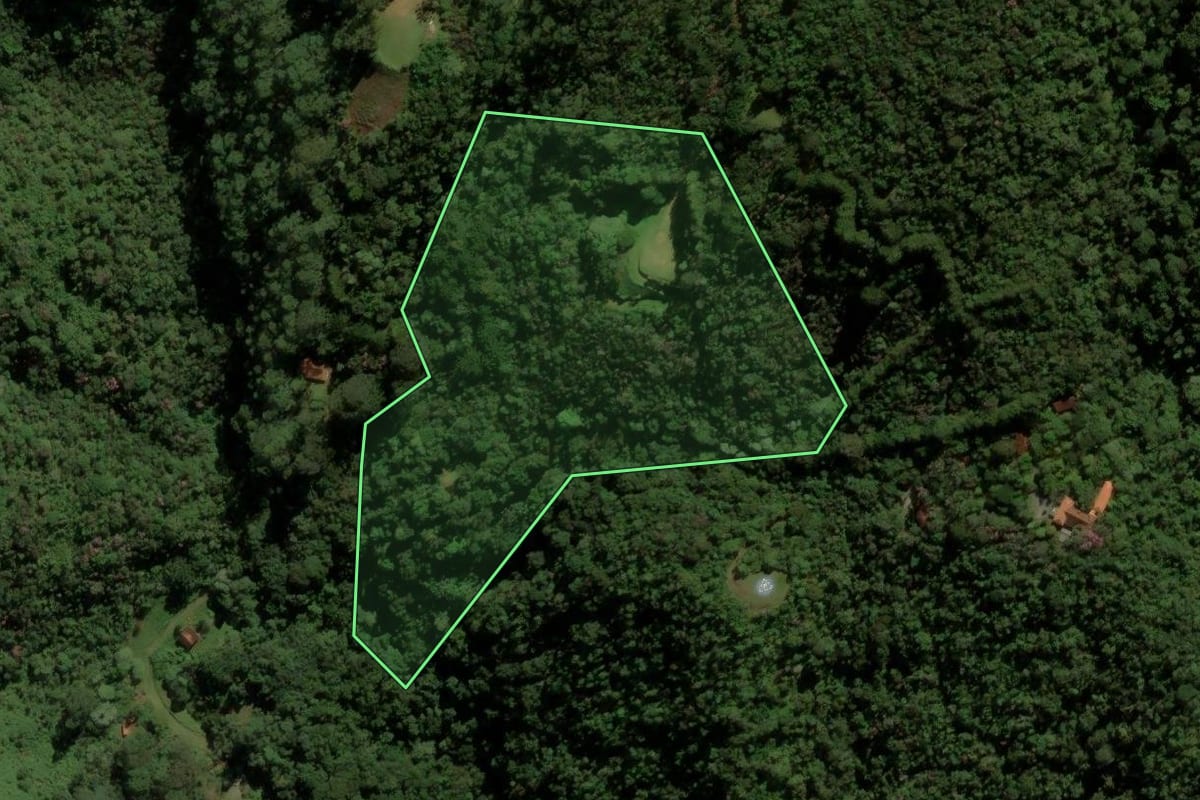 Imagem de satélite do imóvel rural em São José dos Campos (SP), com o contorno declarado no CAR desenhado por cima.