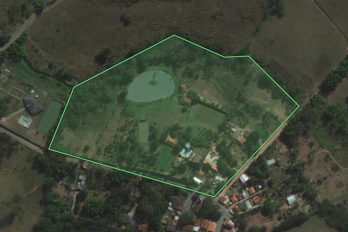 Imagem de satélite do imóvel rural em São José dos Campos (SP), com o contorno declarado no CAR desenhado por cima.