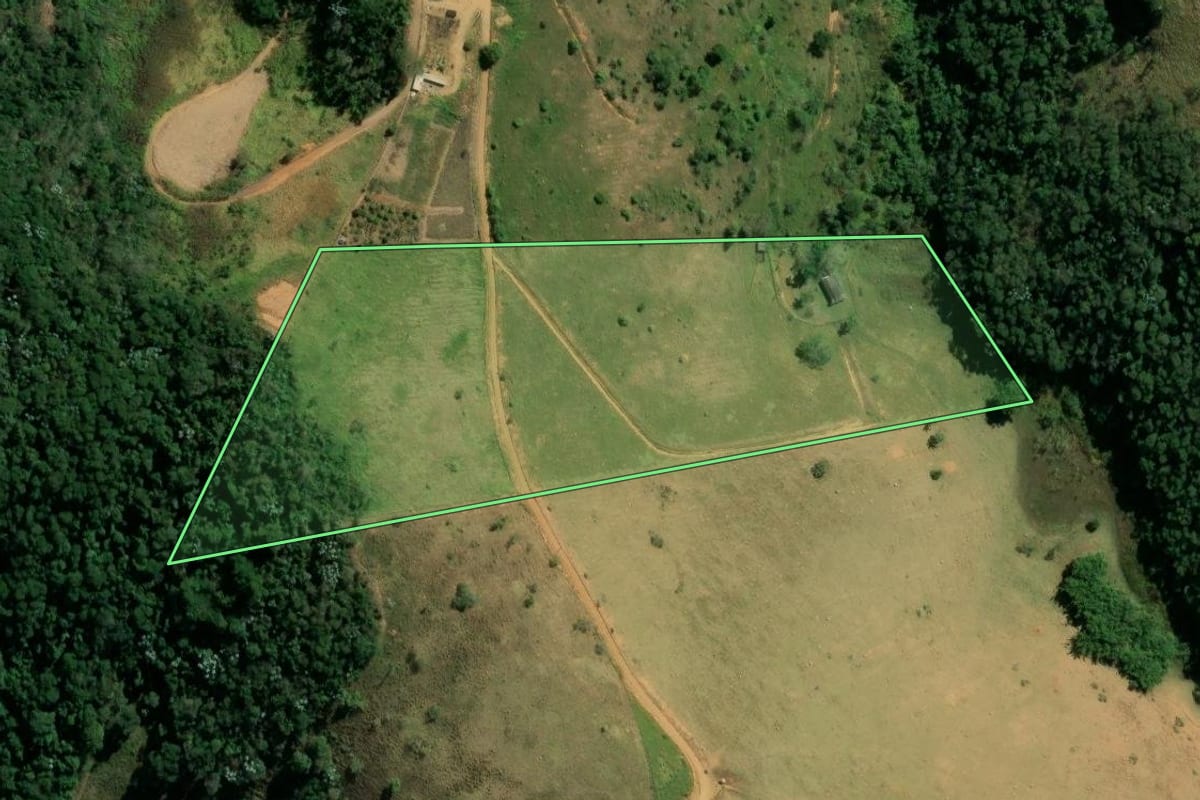 Imagem de satélite do imóvel rural em São José dos Campos (SP), com o contorno declarado no CAR desenhado por cima.