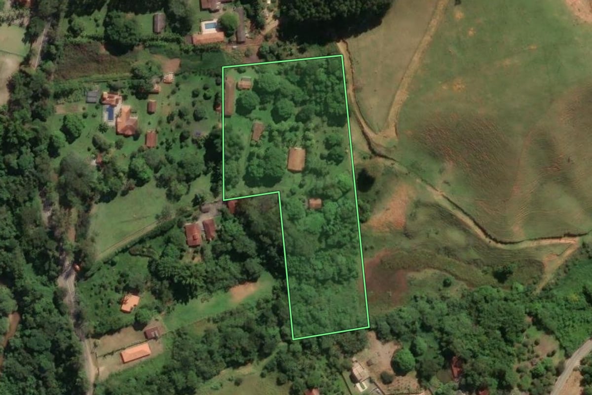 Imagem de satélite do imóvel rural em São José dos Campos (SP), com o contorno declarado no CAR desenhado por cima.