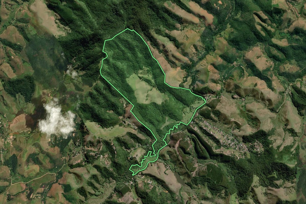 Imagem de satélite do imóvel rural em São José dos Campos (SP), com o contorno declarado no CAR desenhado por cima.