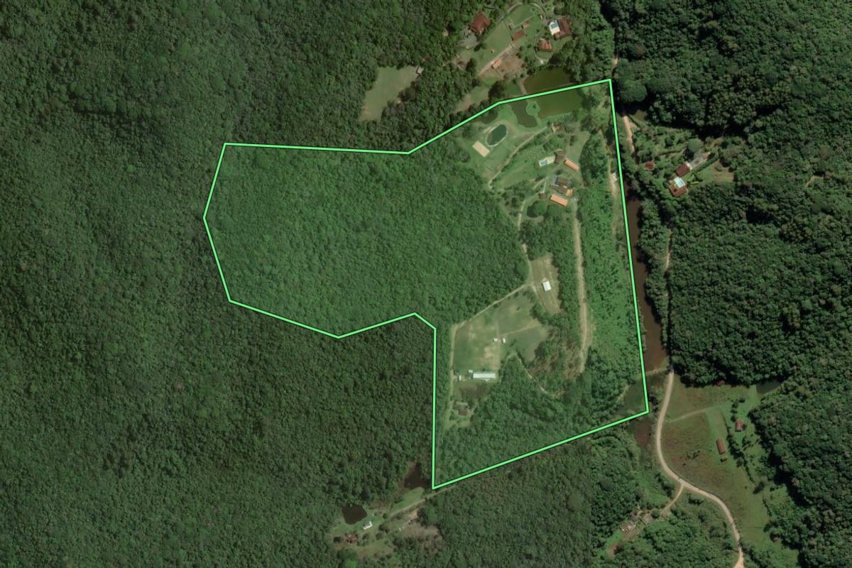 Imagem de satélite do imóvel rural em São Lourenço da Serra (SP), com o contorno declarado no CAR desenhado por cima.