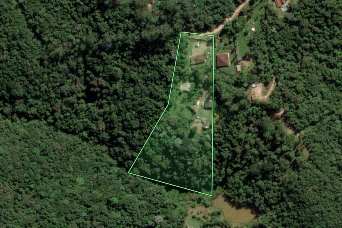 Imagem de satélite do imóvel rural em São Lourenço da Serra (SP), com o contorno declarado no CAR desenhado por cima.