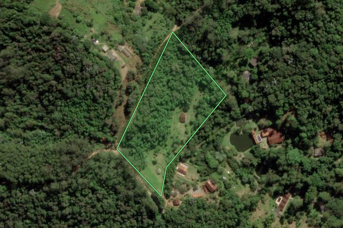 Imagem de satélite do imóvel rural em São Lourenço da Serra (SP), com o contorno declarado no CAR desenhado por cima.