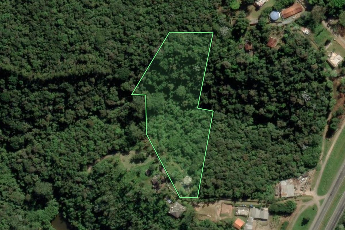 Imagem de satélite do imóvel rural em São Lourenço da Serra (SP), com o contorno declarado no CAR desenhado por cima.