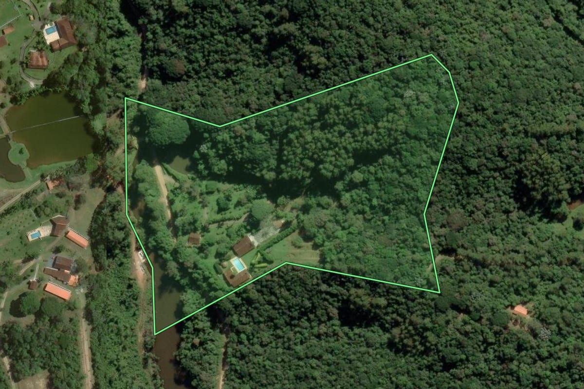 Imagem de satélite do imóvel rural em São Lourenço da Serra (SP), com o contorno declarado no CAR desenhado por cima.