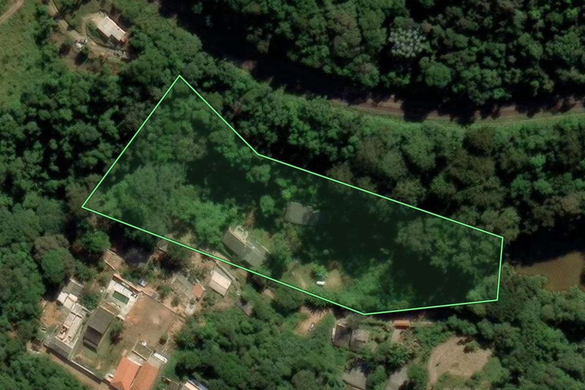Imagem de satélite do imóvel rural em São Lourenço da Serra (SP), com o contorno declarado no CAR desenhado por cima.