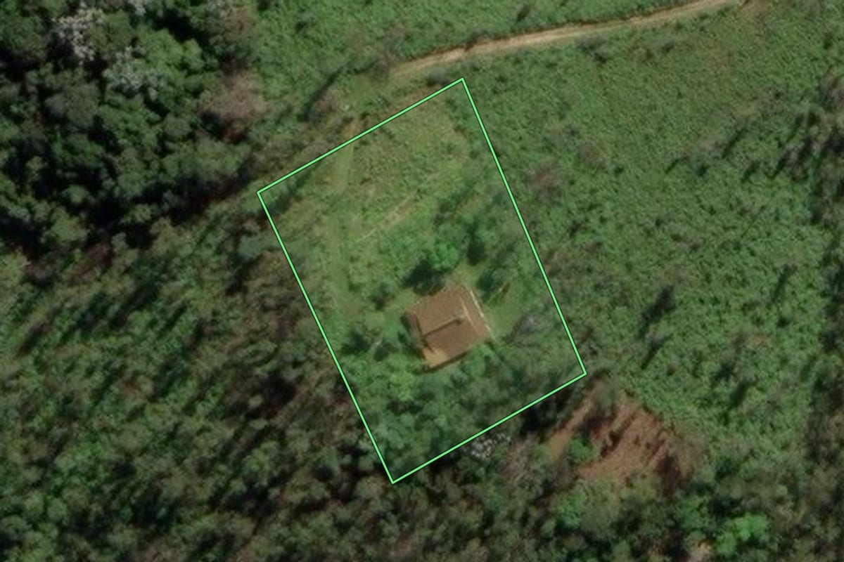 Imagem de satélite do imóvel rural em São Lourenço da Serra (SP), com o contorno declarado no CAR desenhado por cima.