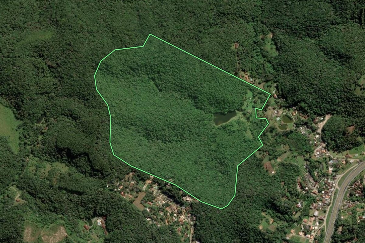 Imagem de satélite do imóvel rural em São Lourenço da Serra (SP), com o contorno declarado no CAR desenhado por cima.