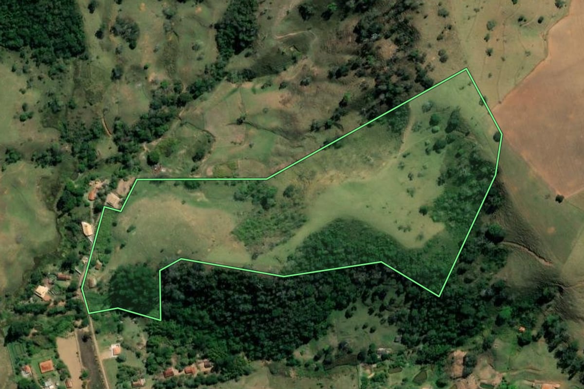 Imagem de satélite do imóvel rural em São Luiz do Paraitinga (SP), com o contorno declarado no CAR desenhado por cima.