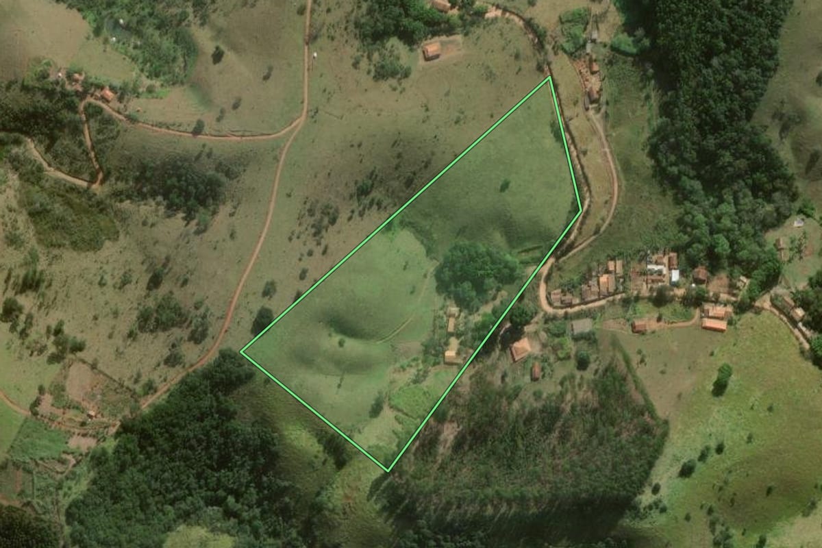 Imagem de satélite do imóvel rural em São Luiz do Paraitinga (SP), com o contorno declarado no CAR desenhado por cima.