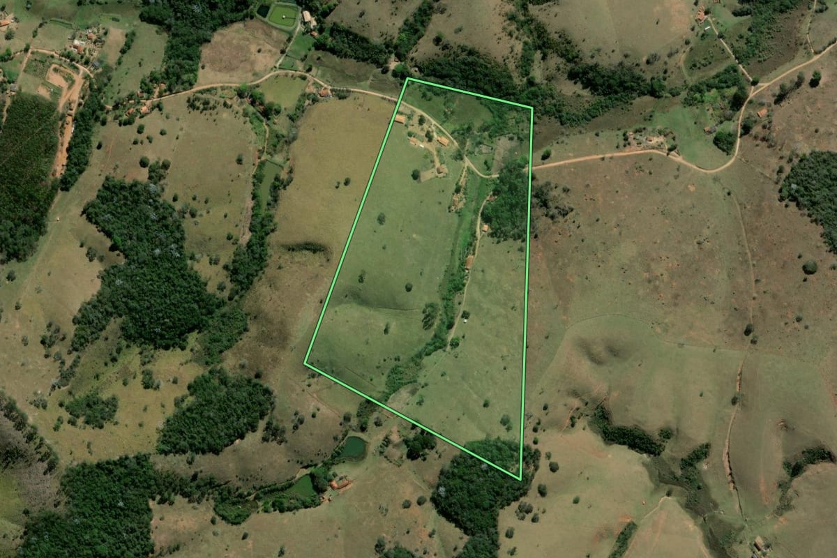 Imagem de satélite do imóvel rural em São Luiz do Paraitinga (SP), com o contorno declarado no CAR desenhado por cima.