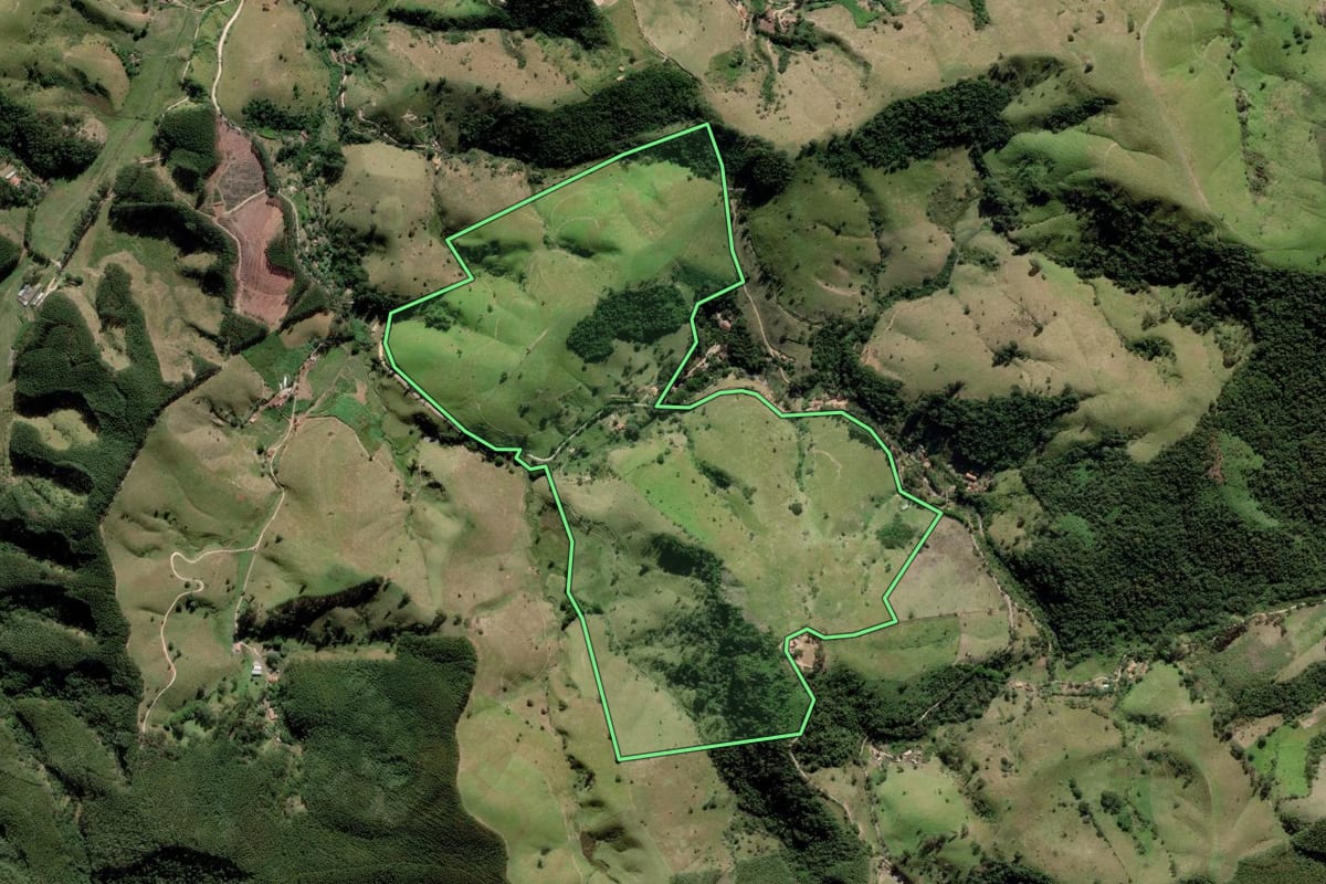 Imagem de satélite do imóvel rural em São Luiz do Paraitinga (SP), com o contorno declarado no CAR desenhado por cima.