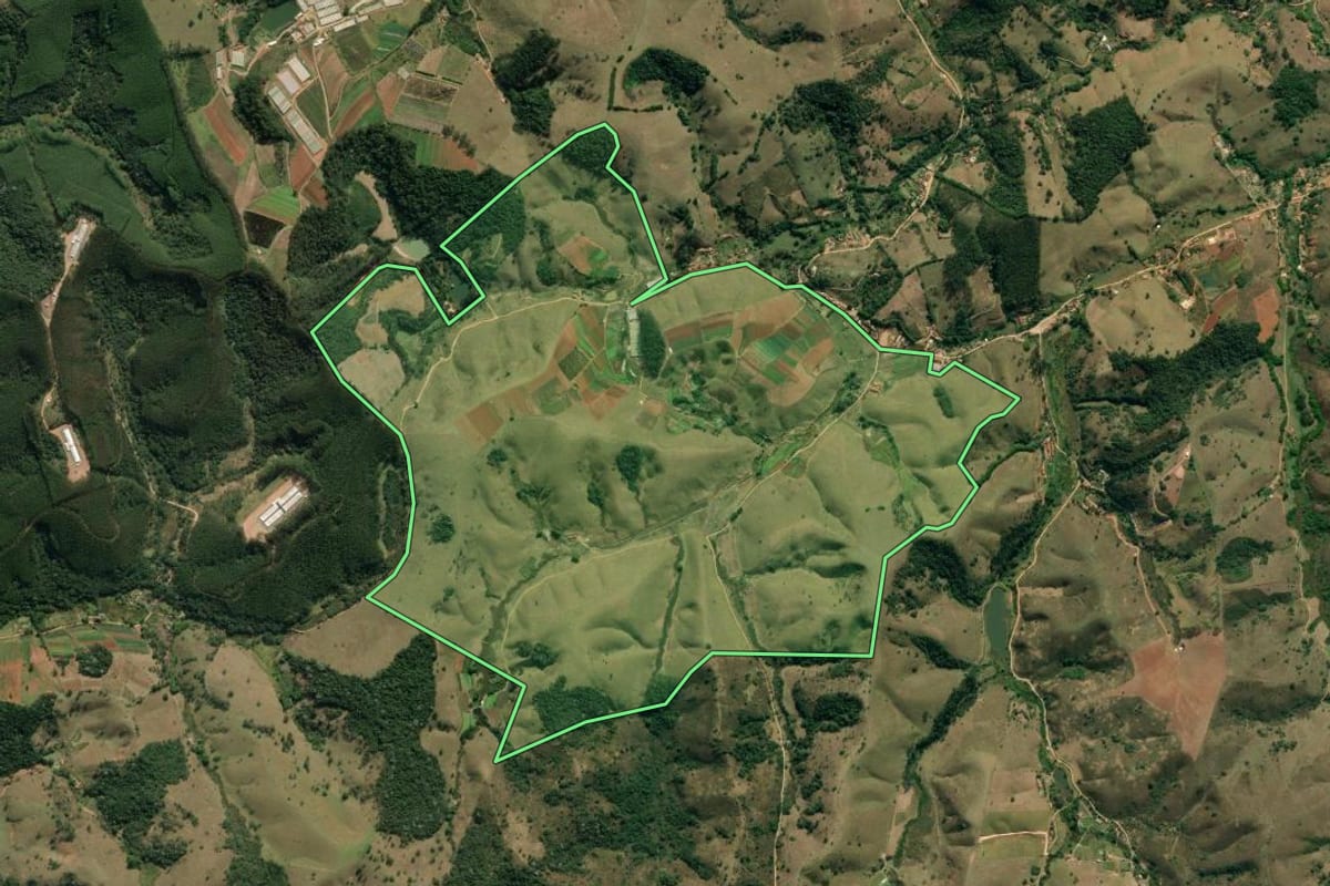 Imagem de satélite do imóvel rural em São Luiz do Paraitinga (SP), com o contorno declarado no CAR desenhado por cima.